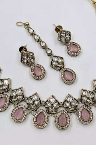 Pink antique-plated agate stone necklace set with earrings & maang tikka