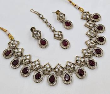 Maroon antique-plated agate stone necklace set with earrings & maang tikka 2