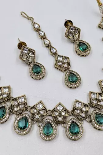 Rama green antique-plated agate stone necklace set with earrings & maang tikka