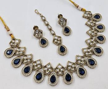 Blue antique-plated agate stone necklace set with earrings & maang tikka 2