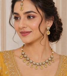 Yellow antique-plated agate stone necklace set with earrings & maang tikka