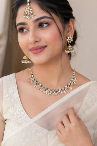 White antique-plated agate stone necklace set with earrings & maang tikka