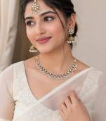 White antique-plated agate stone necklace set with earrings & maang tikka