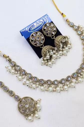 White antique-plated agate stone necklace set with earrings & maang tikka