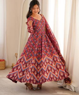 Printed muslin gown set with organza dupatta 2