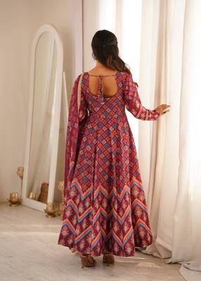 Printed muslin gown set with organza dupatta 4
