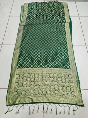 Dark Green Traditional Banarasi Silk Saree With Blouse Piece. 3