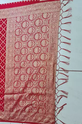 Red Traditional Banarasi Silk Saree With Blouse Piece.