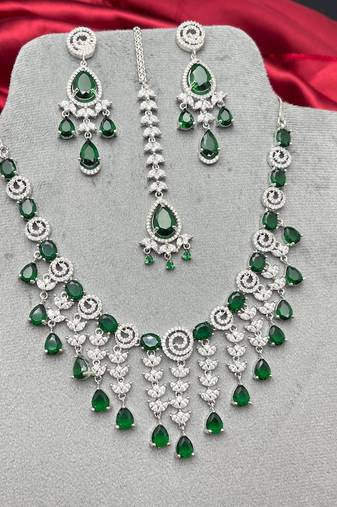 emerald green bridal necklace set, cz diamond choker, maang tikka earrings