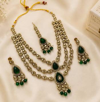 Muti layered Green Kundan Bridal Necklace earring maangtikka Jewellery Set for wedding festival  1