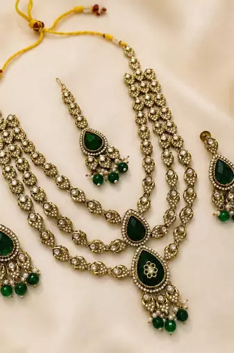 Muti layered Green Kundan Bridal Necklace earring maangtikka Jewellery Set for wedding festival 