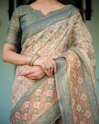 Elegant ivory beige handloom saree with artistic peacock pallu with blouse 4