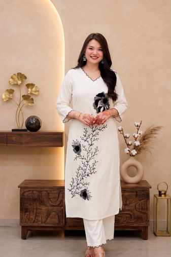 Women white & black floral embroidered kurta with trousers