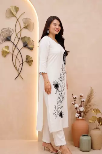 Women white & black floral embroidered kurta with trousers