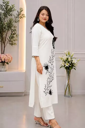 Women white & black floral embroidered kurta with trousers