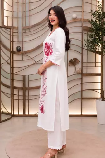 Women white & red floral embroidered kurta with trousers