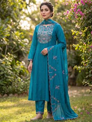 Blue embroidered straight kurti pant set with scallop border dupatta 1