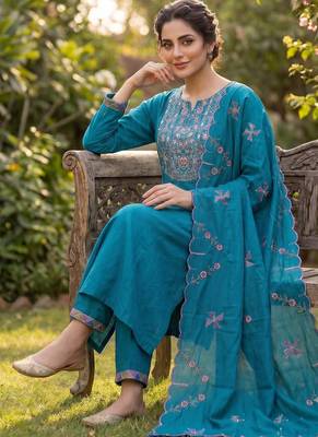 Blue embroidered straight kurti pant set with scallop border dupatta 2