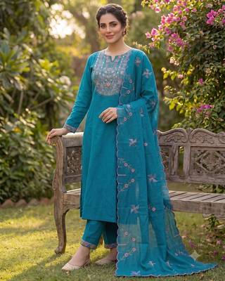 Blue embroidered straight kurti pant set with scallop border dupatta 3
