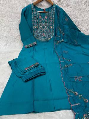 Blue embroidered straight kurti pant set with scallop border dupatta 4