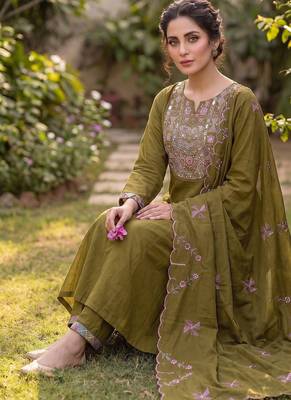Mehendi green embroidered straight kurti pant set with scallop border dupatta 1