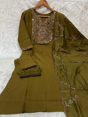 Mehendi green embroidered straight kurti pant set with scallop border dupatta 2