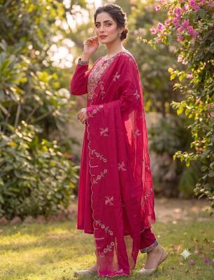 Rani pink embroidered straight kurti pant set with scallop border dupatta 2