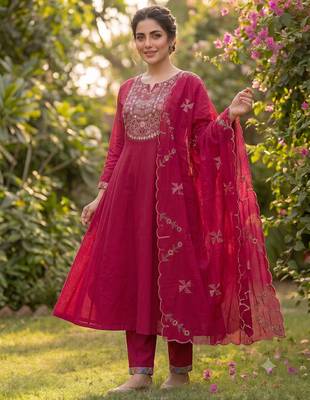 Rani pink embroidered straight kurti pant set with scallop border dupatta 3
