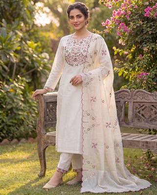 White embroidered straight kurti pant set with scallop border dupatta 1