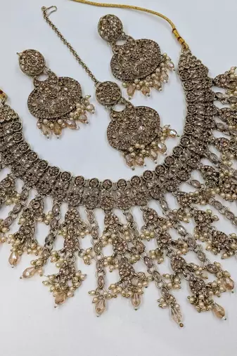 gold color mehandi-plated agate stone necklace set with earrings & maang tikka