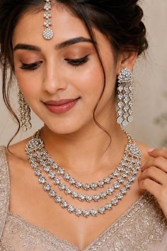 White mehandi-plated agate stone necklace set with earrings & maang tikka