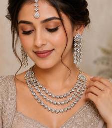 White mehandi-plated agate stone necklace set with earrings & maang tikka