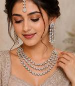 White mehandi-plated agate stone necklace set with earrings & maang tikka