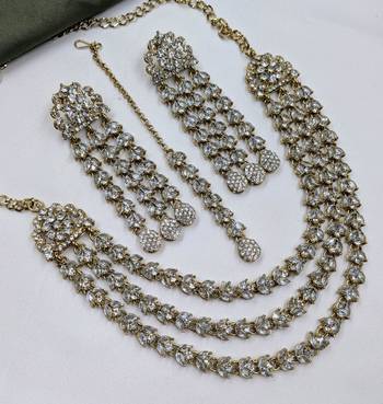 White mehandi-plated agate stone necklace set with earrings & maang tikka 2