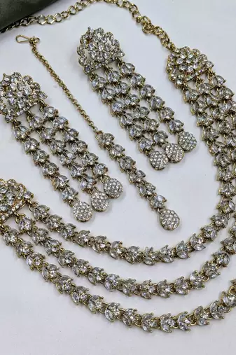 White mehandi-plated agate stone necklace set with earrings & maang tikka