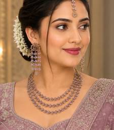 Baby pink mehandi-plated agate stone necklace set with earrings & maang tikka