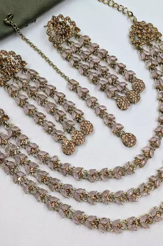 Baby pink mehandi-plated agate stone necklace set with earrings & maang tikka