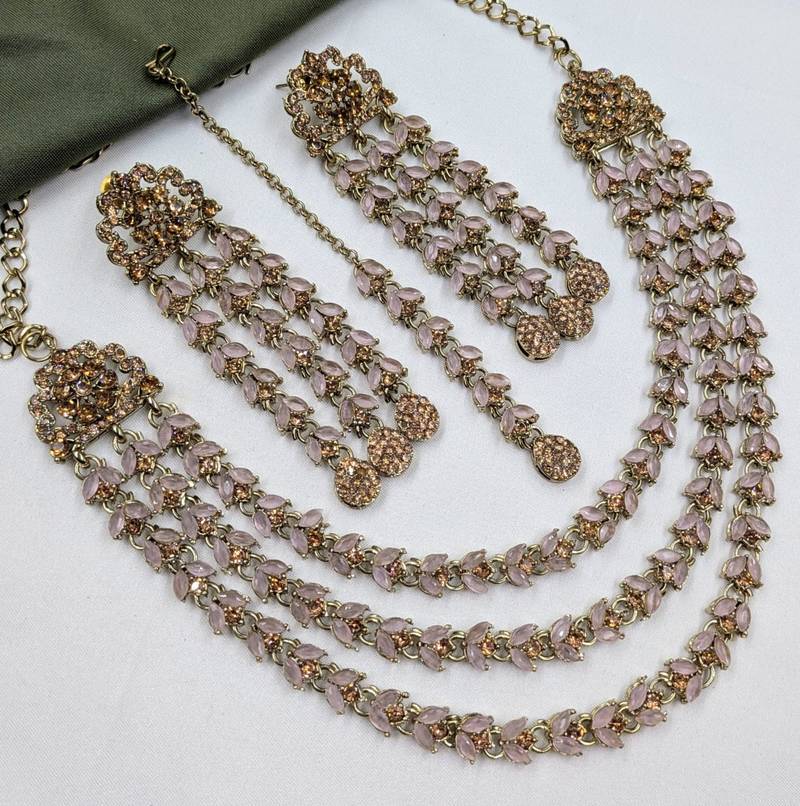 Baby pink mehandi-plated agate stone necklace set with earrings & maang tikka
