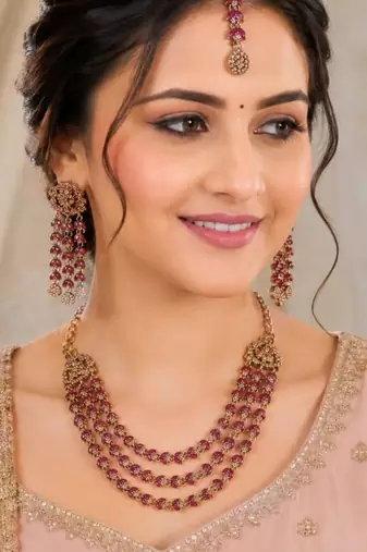 Maroon mehandi-plated agate stone necklace set with earrings & maang tikka