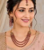 Maroon mehandi-plated agate stone necklace set with earrings & maang tikka