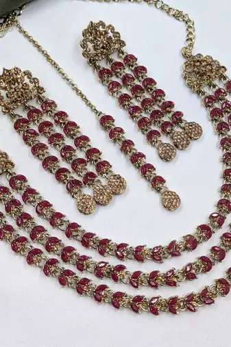 Maroon mehandi-plated agate stone necklace set with earrings & maang tikka