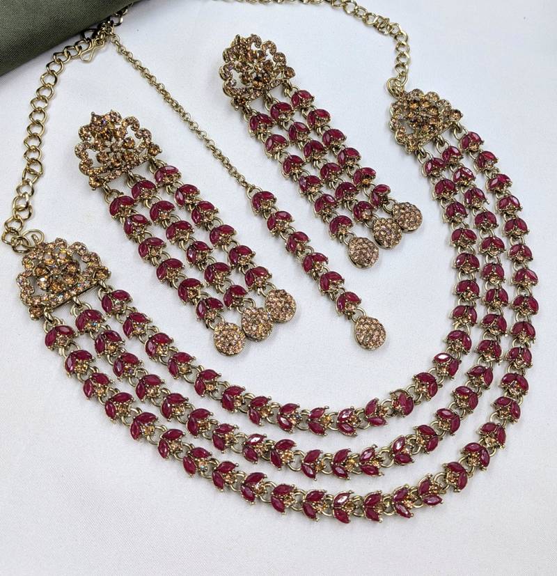 Maroon mehandi-plated agate stone necklace set with earrings & maang tikka