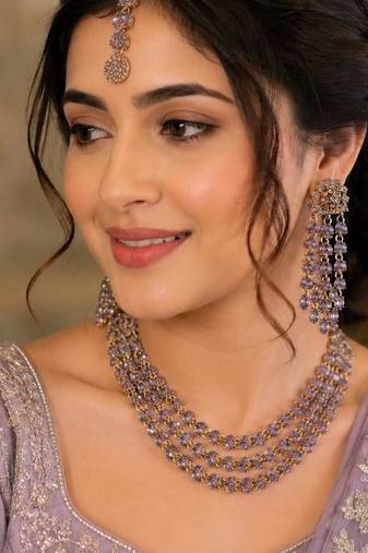 Purple mehandi-plated agate stone necklace set with earrings & maang tikka