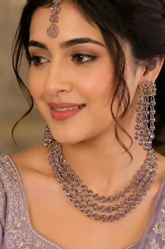 Purple mehandi-plated agate stone necklace set with earrings & maang tikka