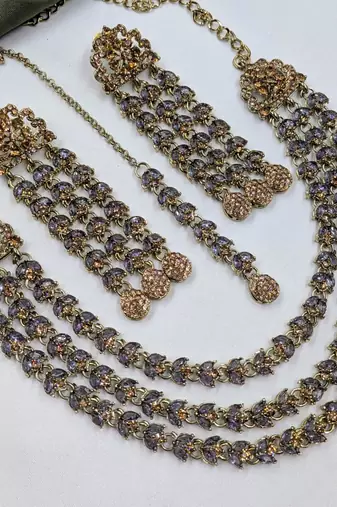 Purple mehandi-plated agate stone necklace set with earrings & maang tikka