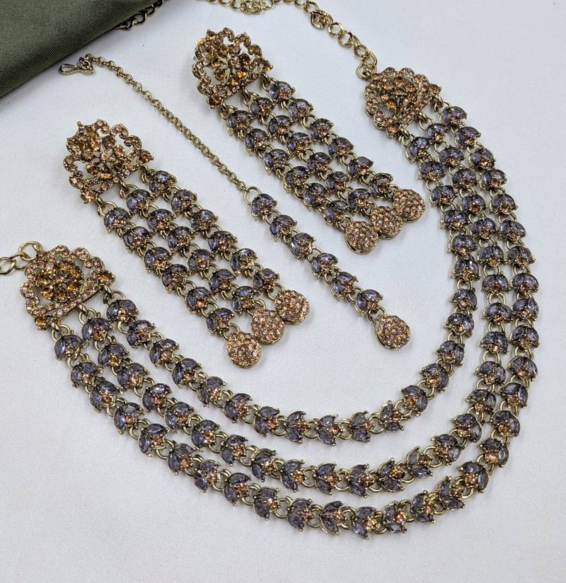 Purple mehandi-plated agate stone necklace set with earrings & maang tikka
