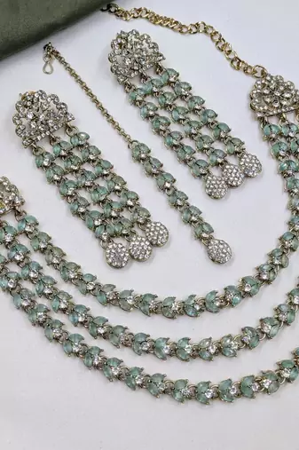 Pista mehandi-plated agate stone necklace set with earrings & maang tikka