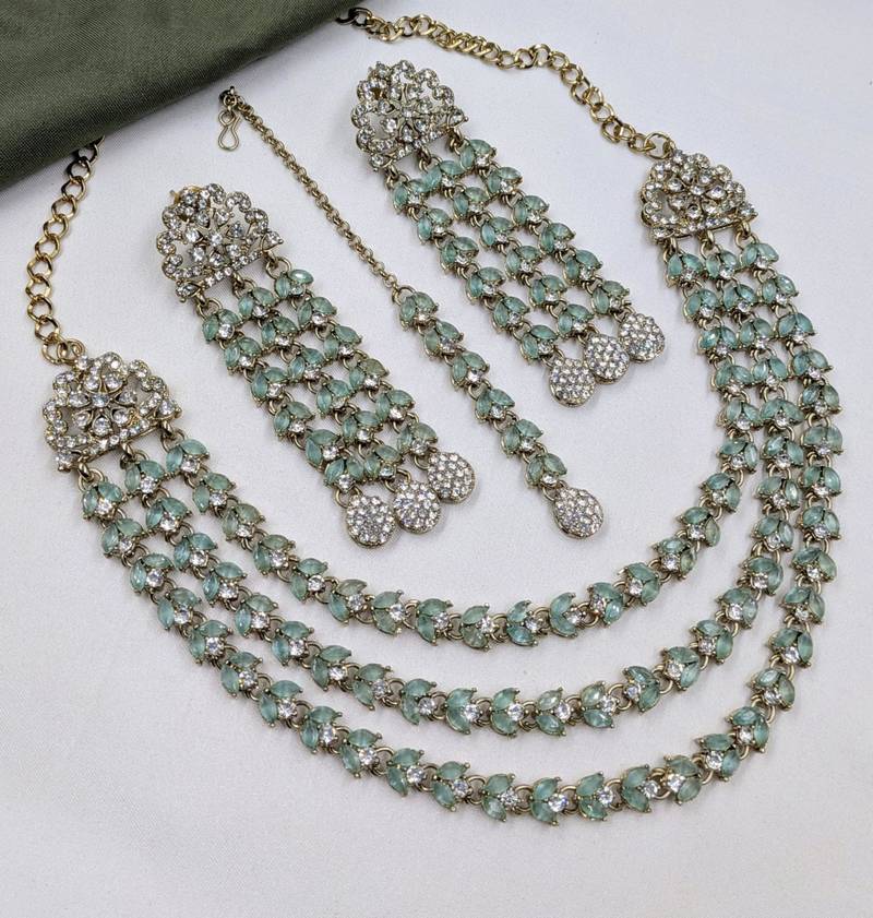 Pista mehandi-plated agate stone necklace set with earrings & maang tikka
