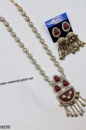 Maroon mehandi-plated agate stone & kundan necklace set with earrings