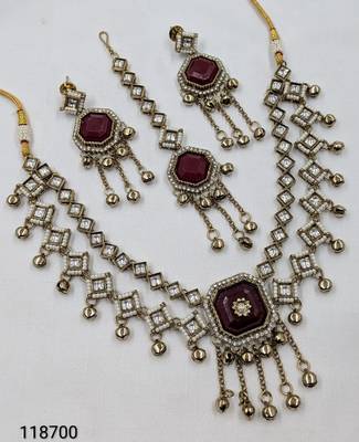Maroon mehandi-plated agate stone & kundan necklace set with earrings & maang tikka 1